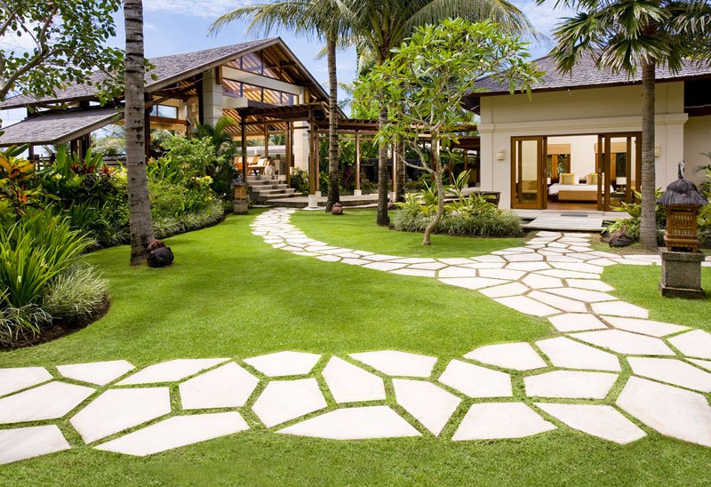 Bali Villa Semarapura Garden path.jpg