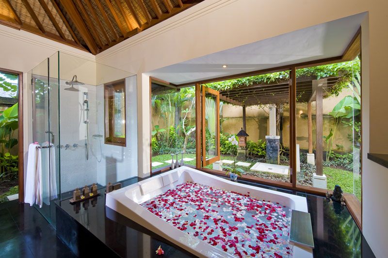 Bali Villa Semarapura Master bathroom .jpg