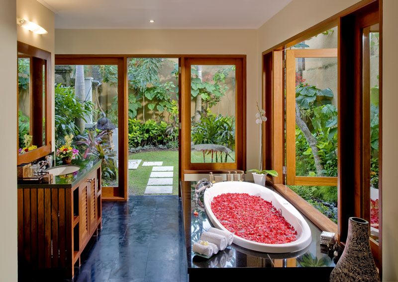 Bali Villa Semarapura Second bathroom and garden.jpg