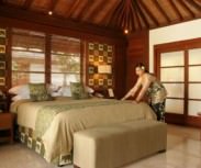 Bali Villa Shinta Dewi Making bed