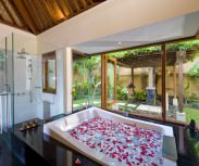 Bali Villa Semarapura Master bathroom .jpg