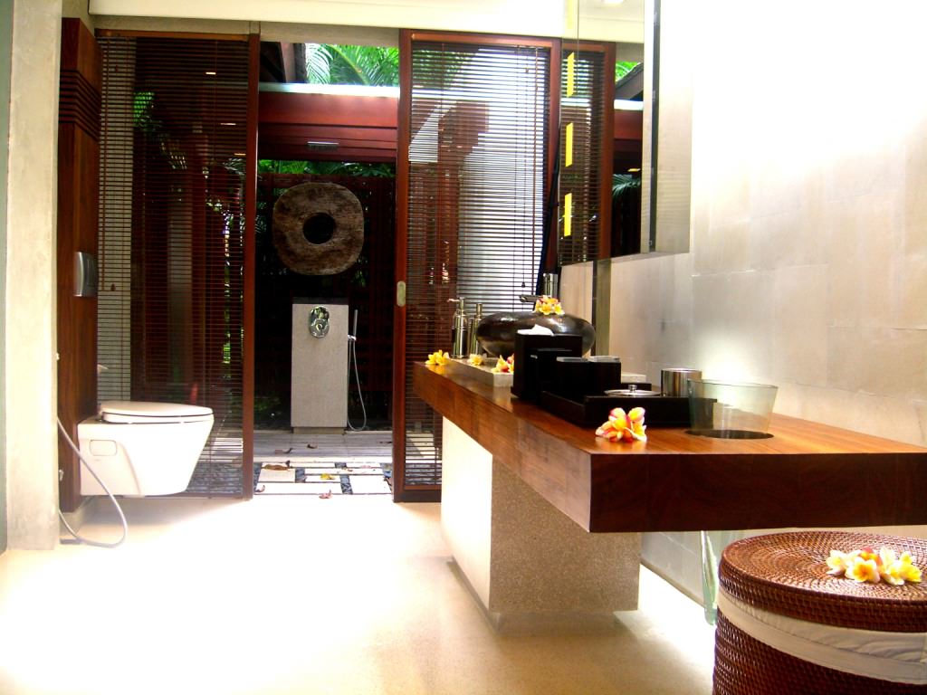 Villa Tukad Pangi modern ensuite bathroom