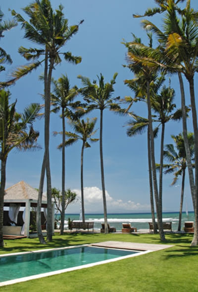 Bali Villa Majapahit- Maya Pool lawn at samudra villa