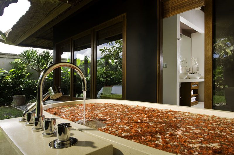 Bali Villa Puri Bawana Suite bathtub .jpg