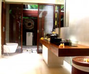 Villa Tukad Pangi modern ensuite bathroom