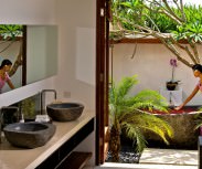 Bali Villa Niloufar Semi outdoor bathroom